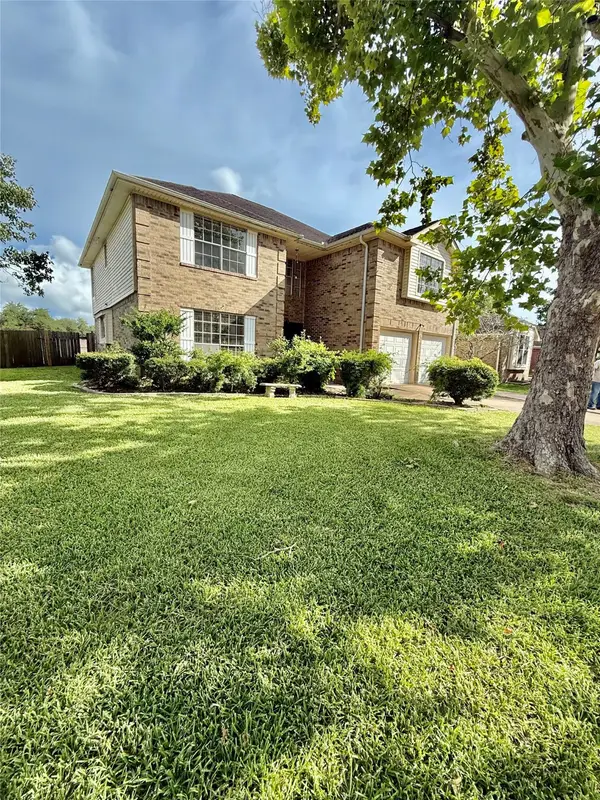 223 Almond Drive, Lake Jackson, TX 77566