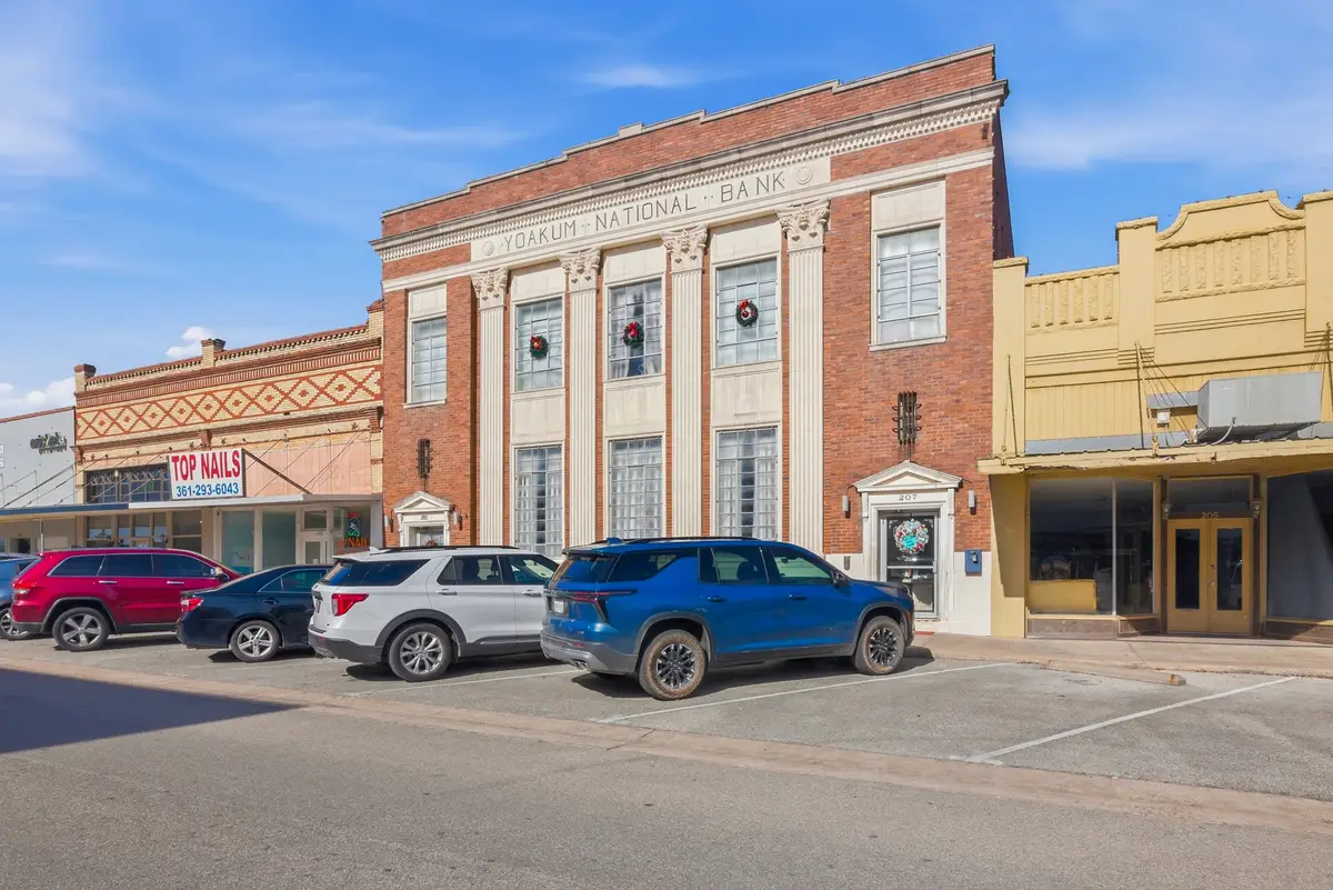 207 W Grand Avenue, Yoakum, TX 77995 - #1