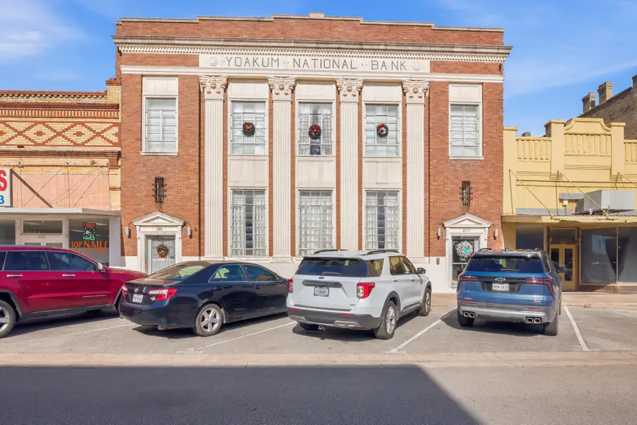 207 W Grand Avenue, Yoakum, TX 77995 - #2