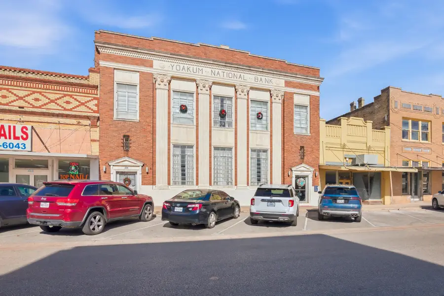 207 W Grand Avenue, Yoakum, TX 77995 - #3