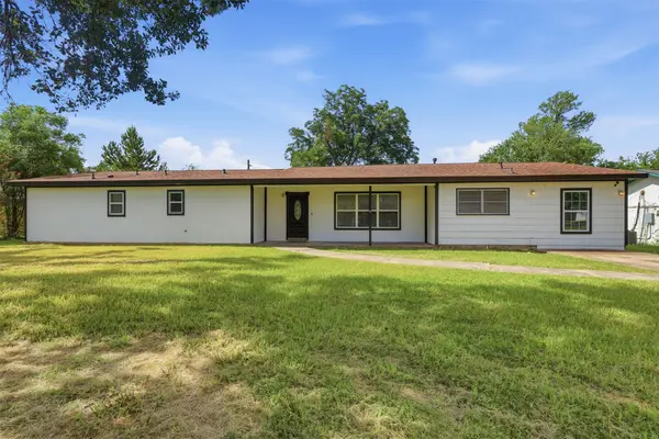 102 Tanglewood Street, Baytown, TX 77520