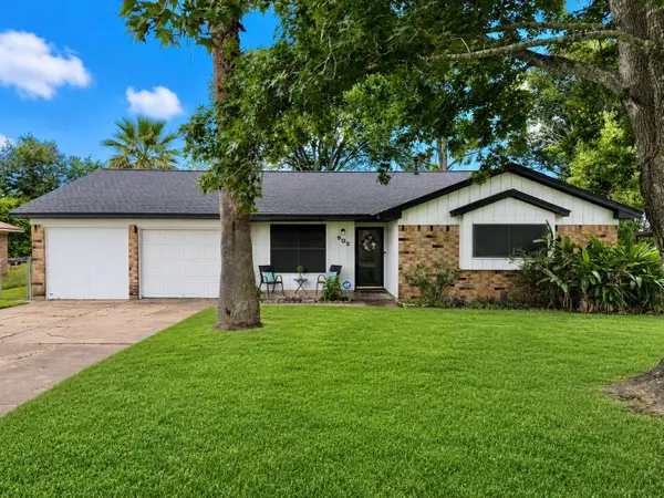 905 Southside Drive, Angleton, TX 77515