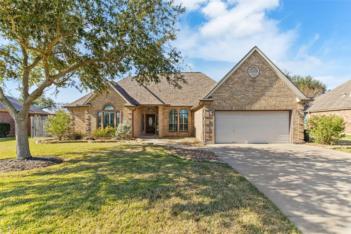 105 Gadwall Drive, Clute, TX 77531 - Image #1