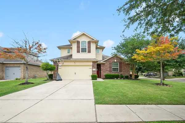 101 Long Meadow Ct, Clute, TX 77531