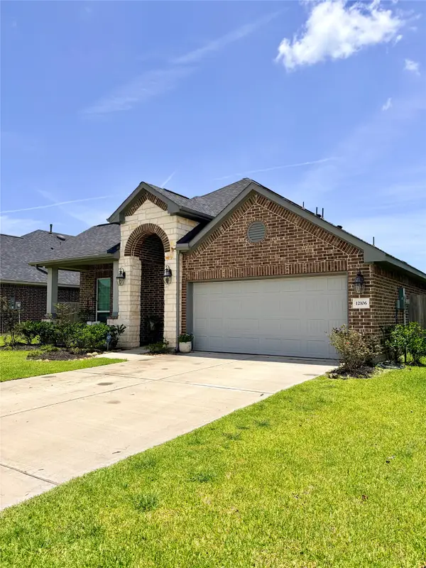 12106 Champions Forest Drive, Mont Belvieu, TX 77535