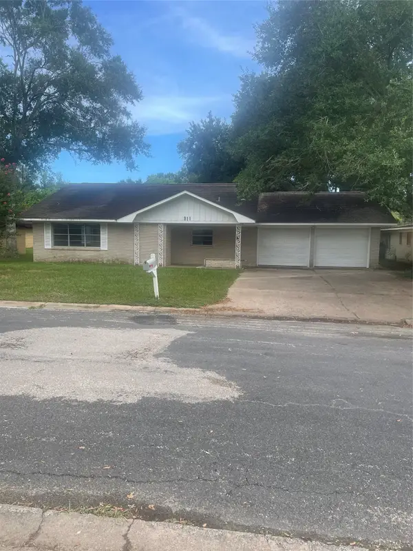 911 Roberts Street, El Campo, TX 77437