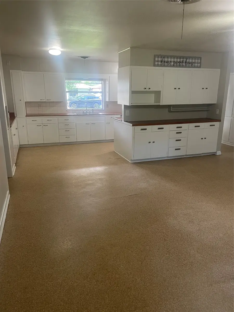 911 Roberts Street, El Campo, TX 77437 - #2