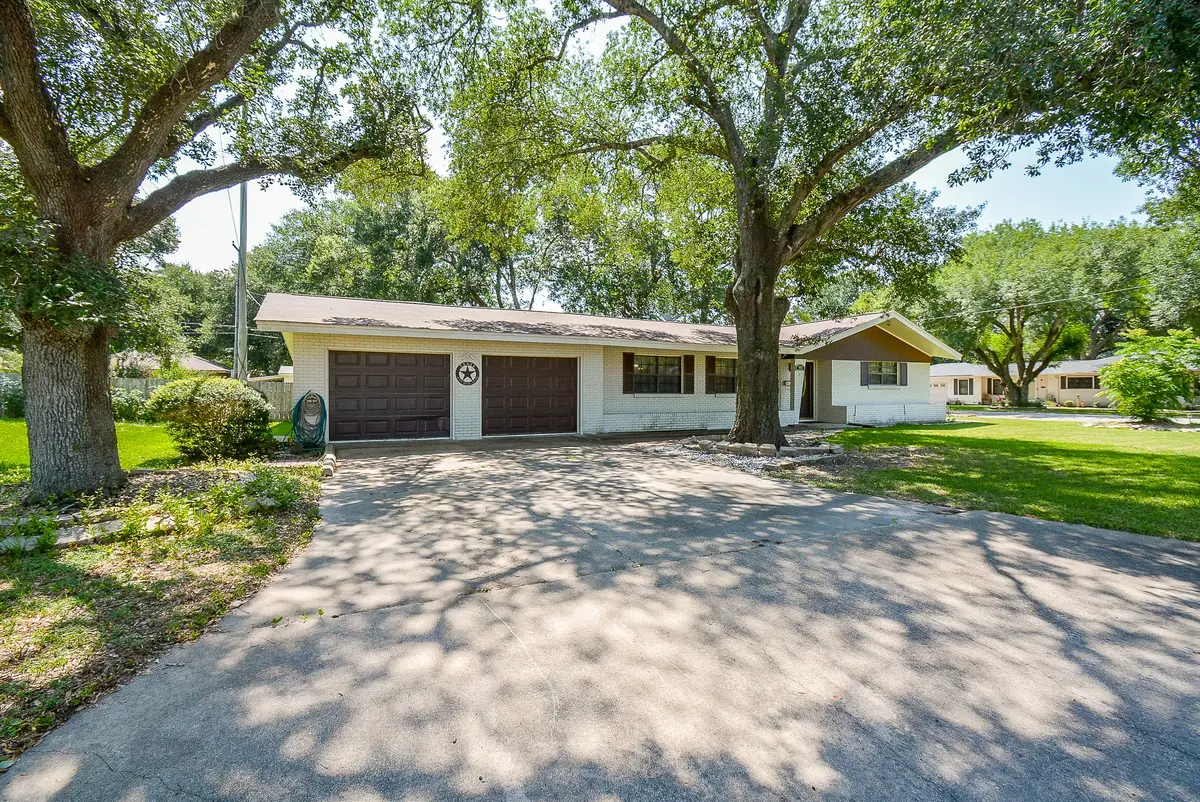 902 Avenue I, El Campo, TX 77437 - Image #1