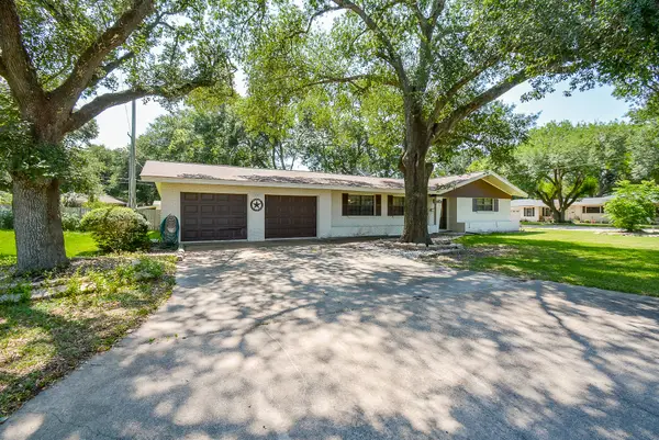 902 Avenue I, El Campo, TX 77437