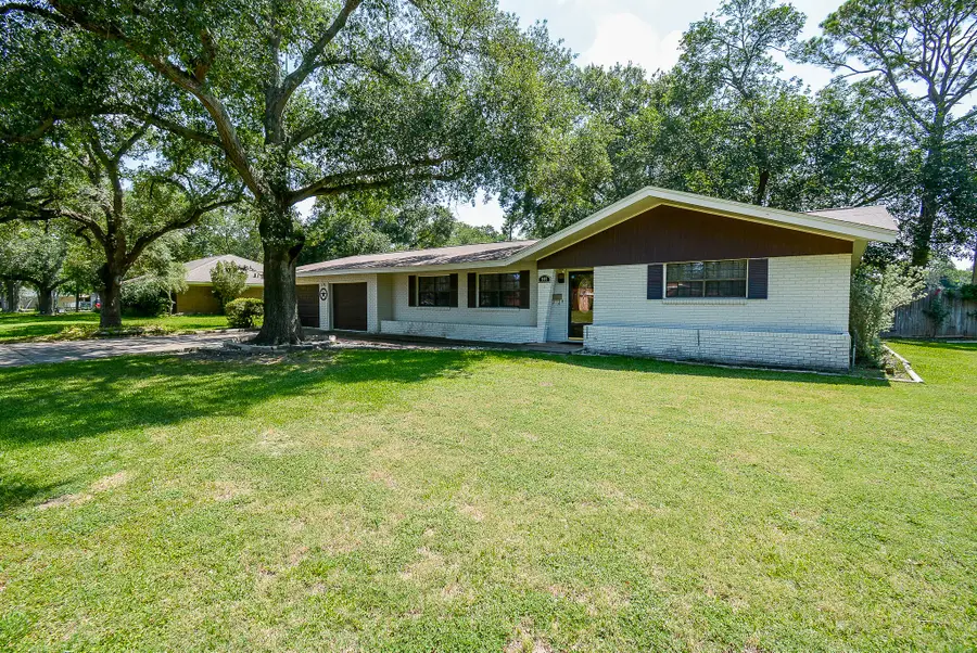 902 Avenue I, El Campo, TX 77437 - Image #2