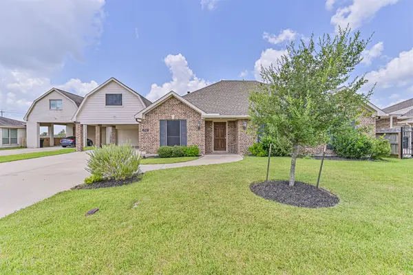 2910 Apache St, League City, TX 77573