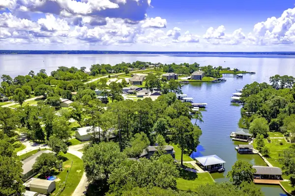 305 Lakeshore Dr, Onalaska, TX 77360