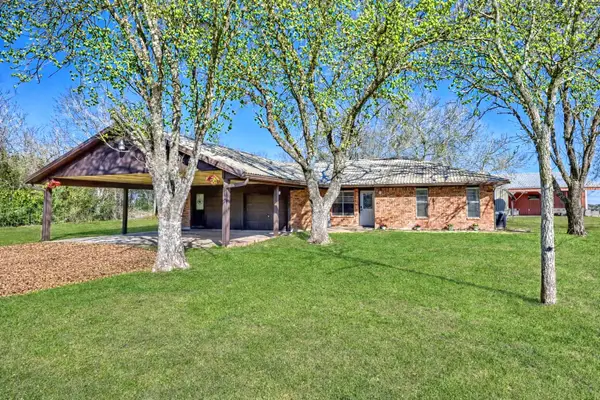 1055 Cr 214, Weimar, TX 78962