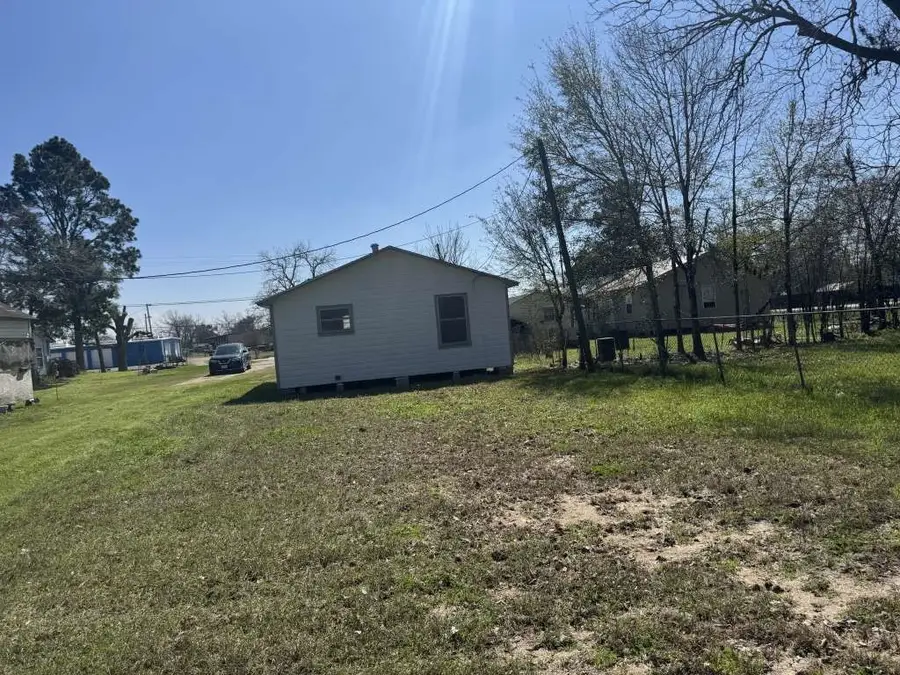 805 E Calhoun Street, El Campo, TX 77437 - Image #2