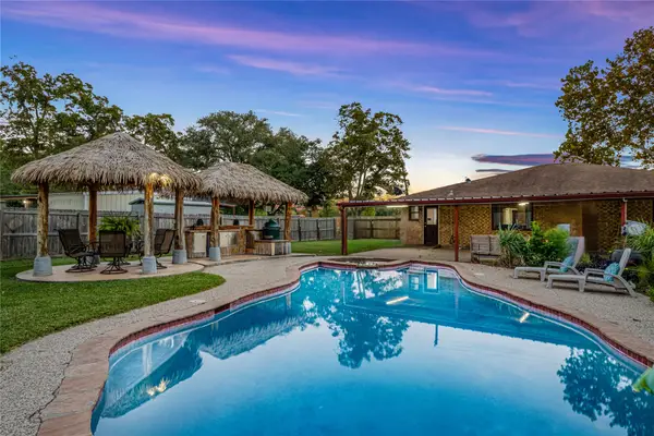 322 E Houston Street, Highlands, TX 77562