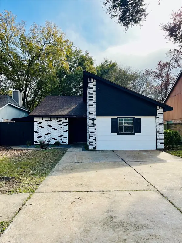 30 Crestbriar Court, Baytown, TX 77521