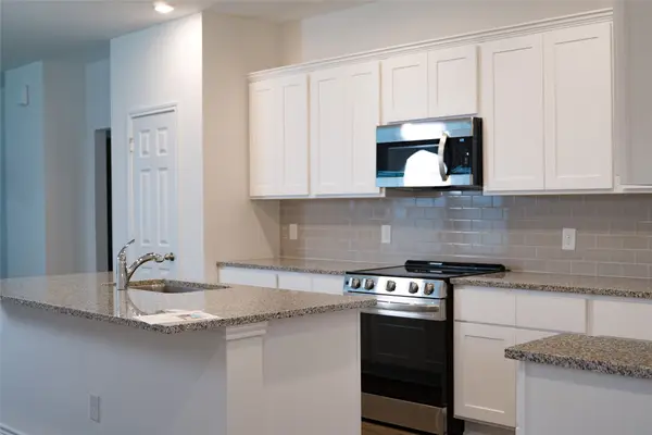 513 Oak Chase Avenue, Dayton, TX 77535