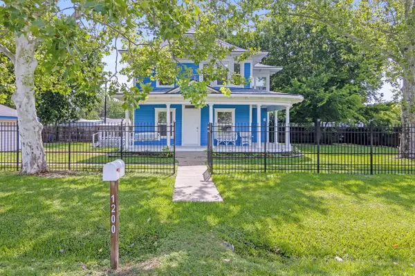 1200 4th Street, Palacios, TX 77465