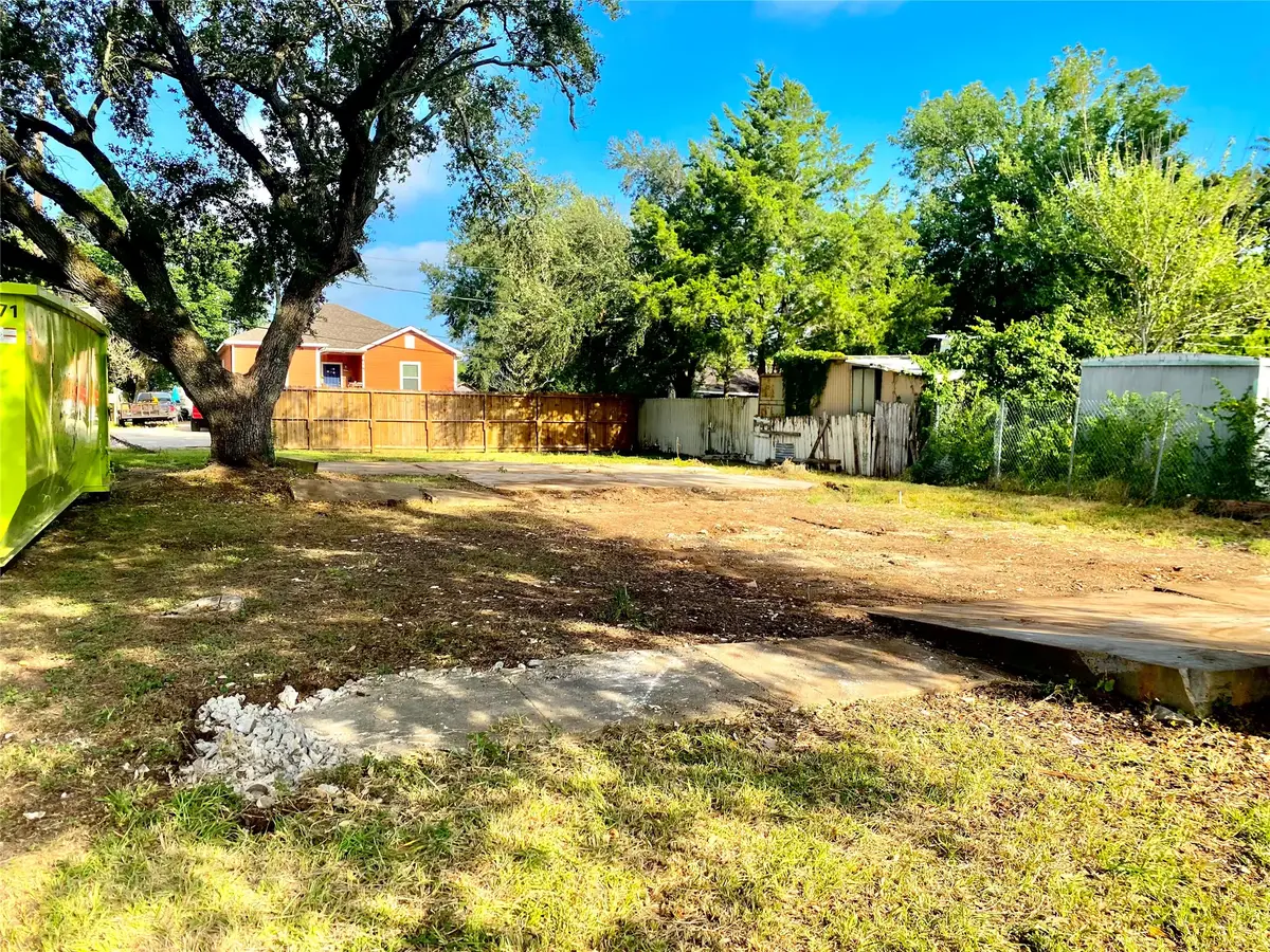 608 S East Avenue, Wharton, TX 77488 - #1
