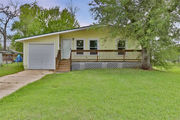 708 Winding Way Street, Lake Jackson, TX 77566