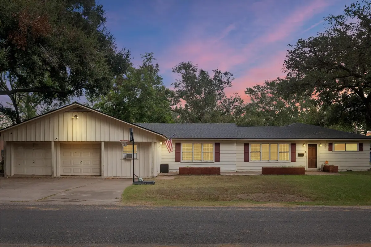 702 Avenue J, El Campo, TX 77437 - #1