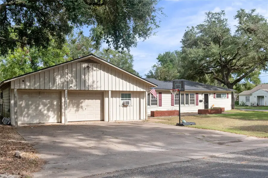 702 Avenue J, El Campo, TX 77437 - #2