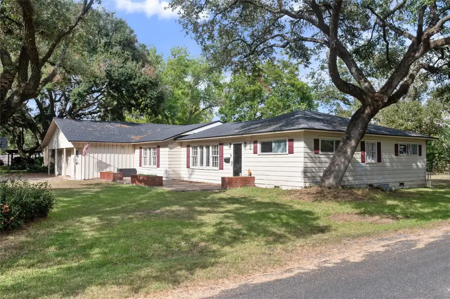 702 Avenue J, El Campo, TX 77437 - #3