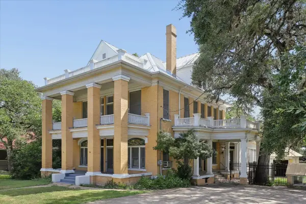 504 S Main Street, Lockhart, TX 78644