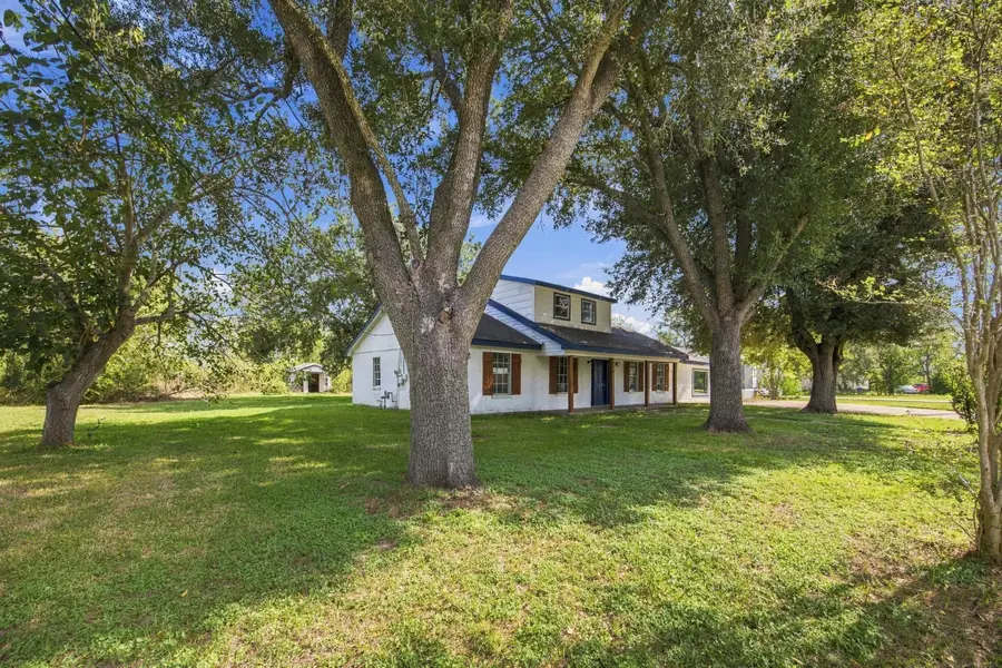 500 E Davitt Street, Eagle Lake, TX 77434 - #2