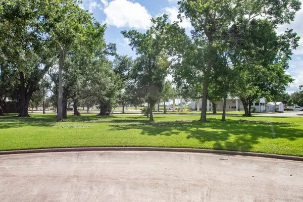 5 West Way Court, Lake Jackson, TX 77566