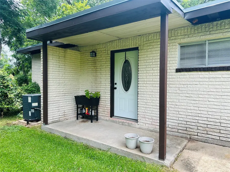 107 Southern Oaks Drive, Lake Jackson, TX 77566 - Image #2