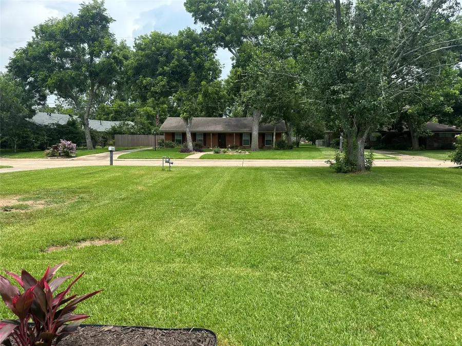 107 Southern Oaks Drive, Lake Jackson, TX 77566 - Image #3