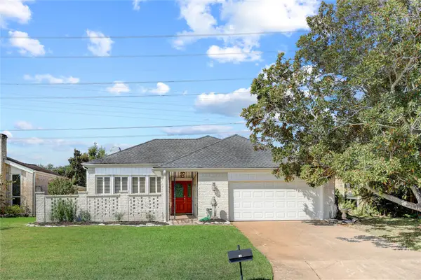 15 Bendwood Drive, Sugar Land, TX 77478