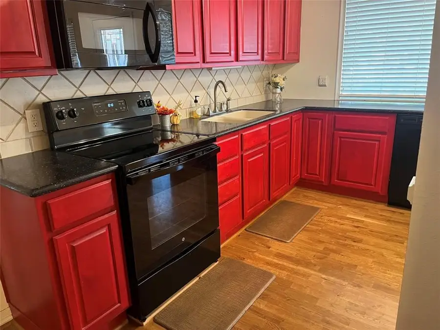 204 W Fayette Street, Fayetteville, TX 78940 - Image #2