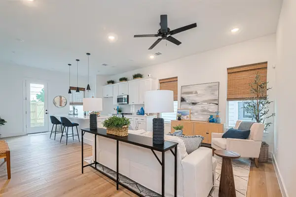 9437 Pembrook St, Houston, TX 77016