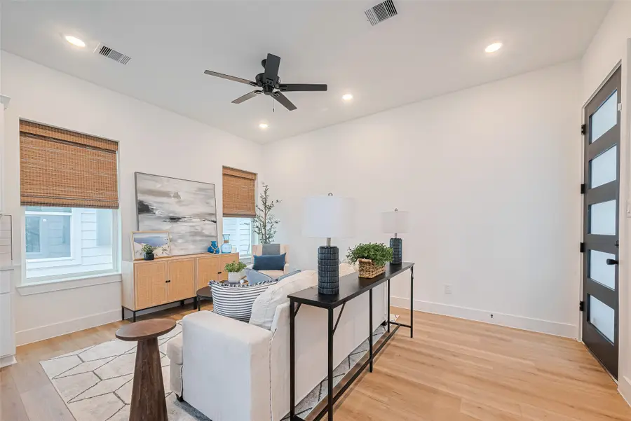 9437 Pembrook St, Houston, TX 77016 - #2