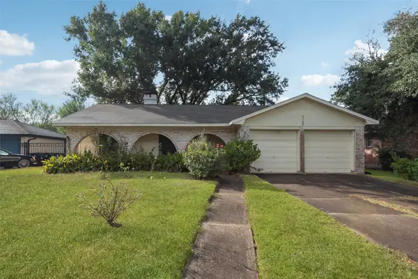 6742 Indian Lake Drive, Houston, TX 77489