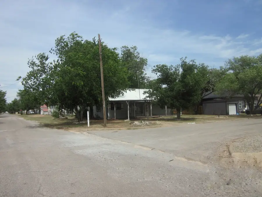 401 Avenue F Se, Childress, TX 79201 - #2