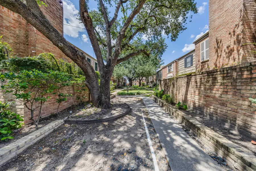 7505 Memorial Woods Drive #B13, Houston, TX 77024 - Image #3