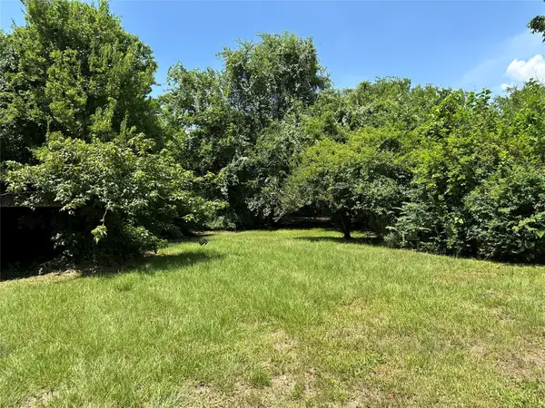 1102 N Battlebell Road, Highlands, TX 77562