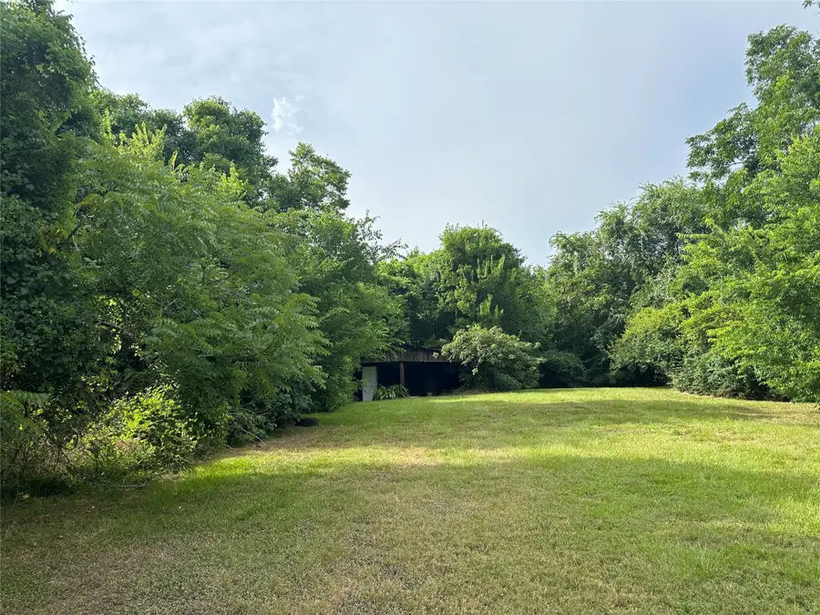 1102 N Battlebell Road, Highlands, TX 77562 - Image #2