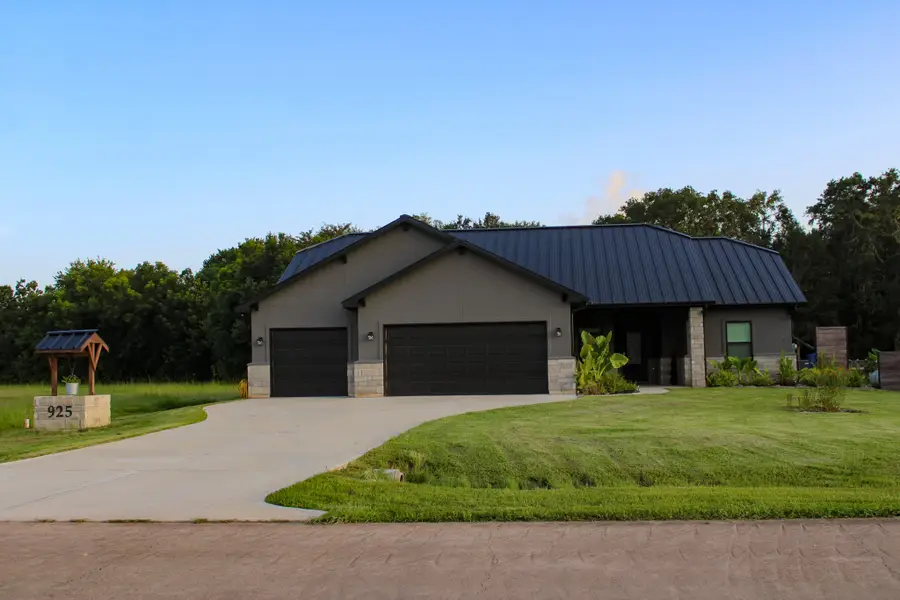 925 Chuckwagon Trail, Angleton, TX 77515 - #2