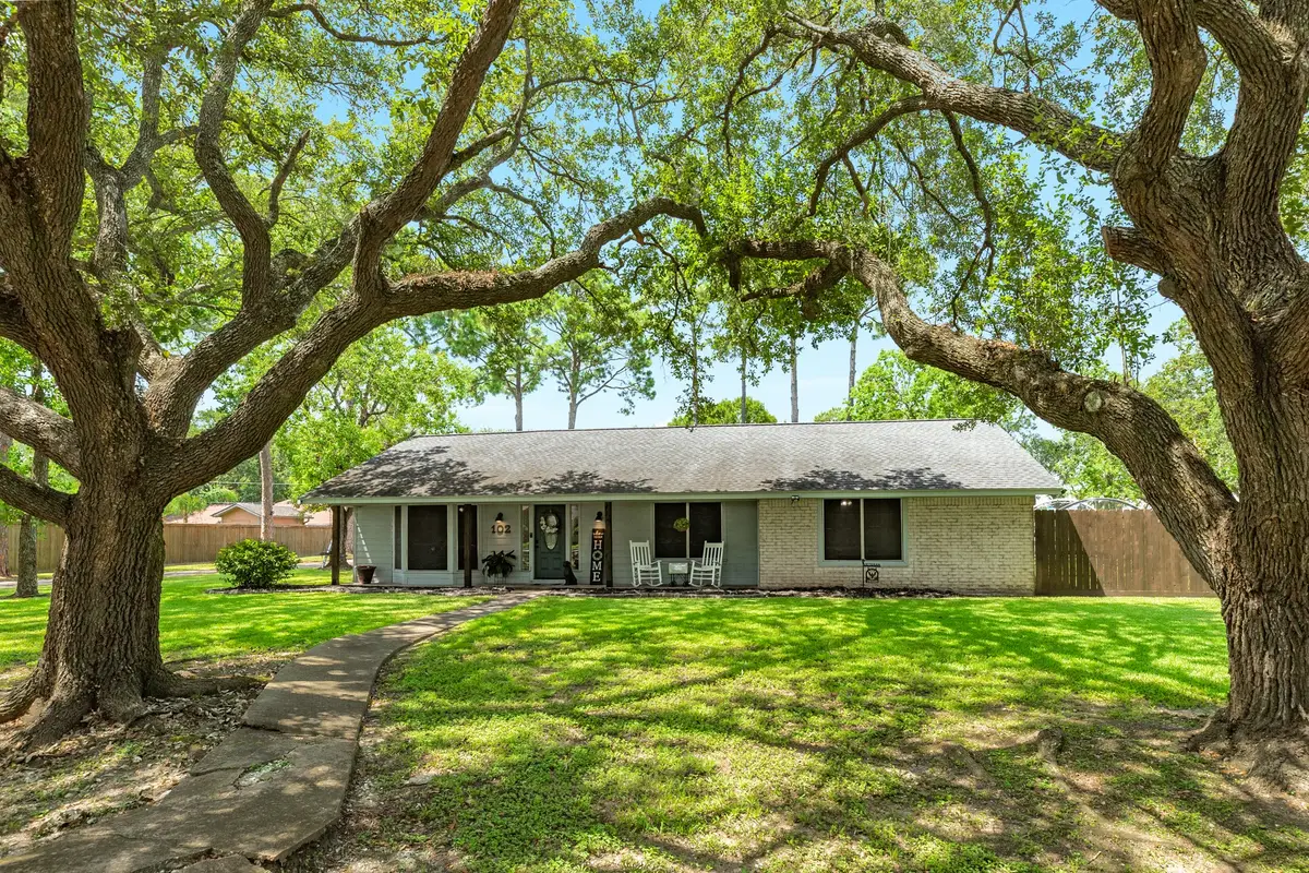 102 W Bronco Bend Street, Angleton, TX 77515 - #1