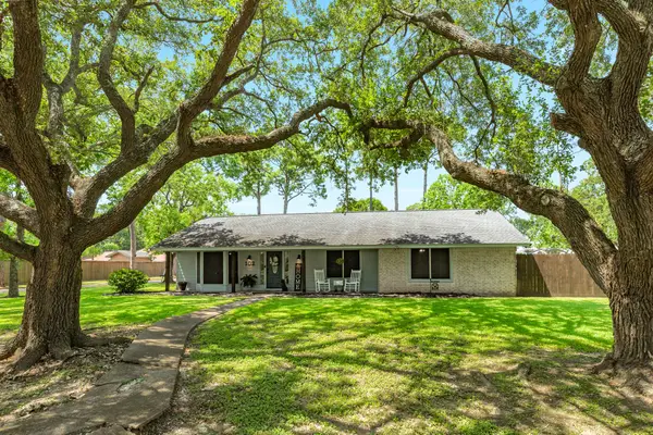 102 W Bronco Bend Street, Angleton, TX 77515