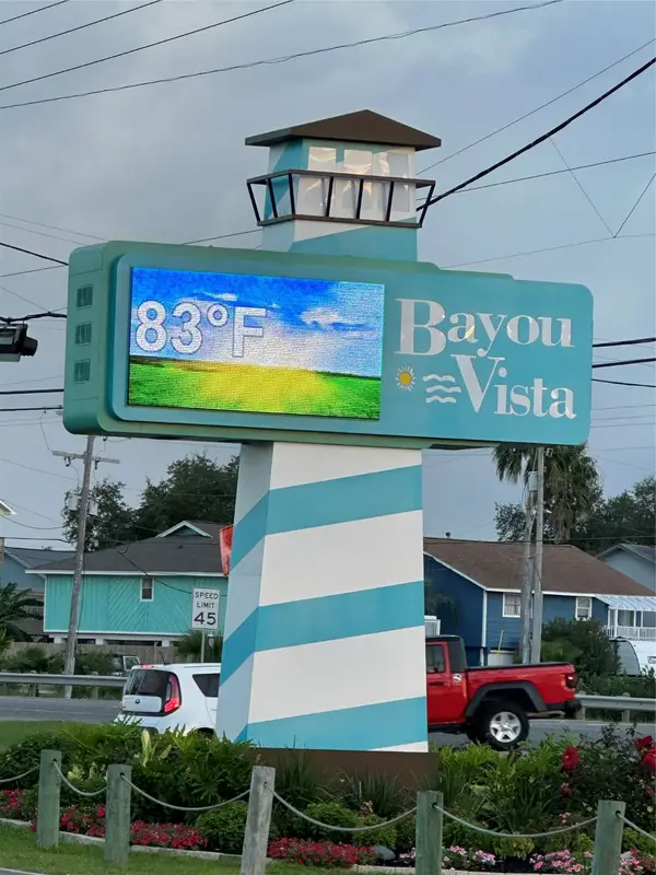 6 Herring Drive, Hitchcock, TX 77563