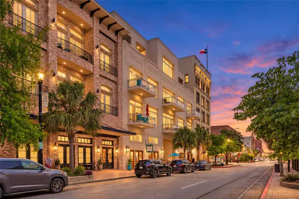2208 Post Office Street #302, Galveston, TX 77550