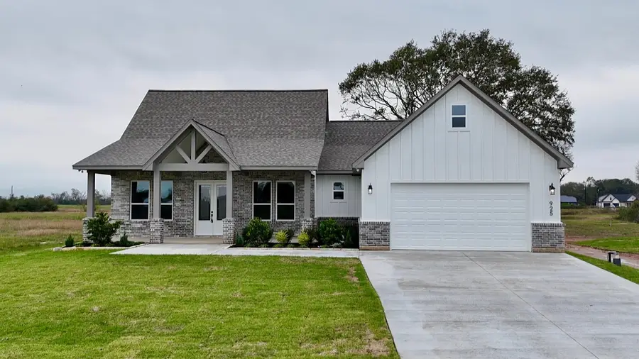 925 Buffalo Trail, Angleton, TX 77515 - Image #2