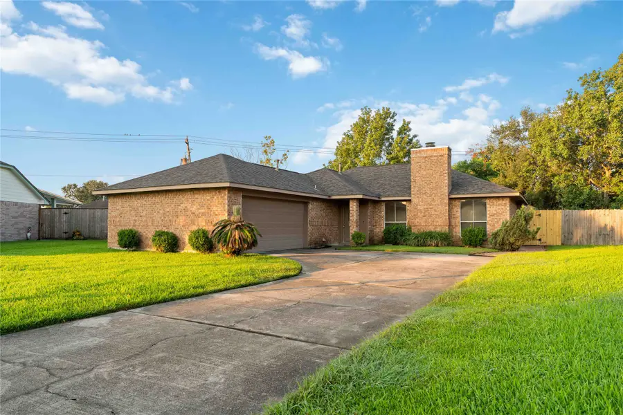 10826 W Mulberry Drive, La Porte, TX 77571 - Image #2