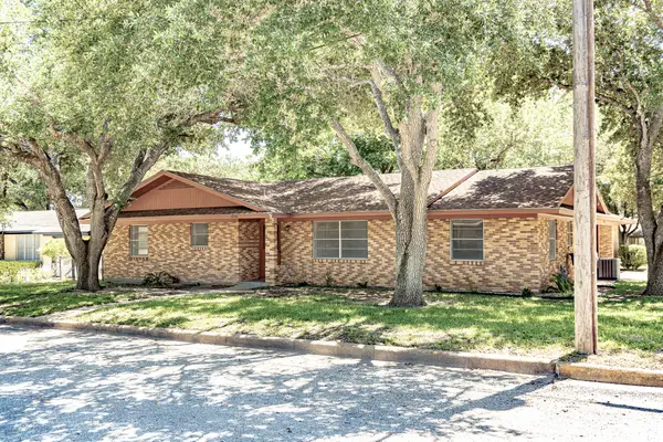 1220 N Avenue I, Shiner, TX 77984