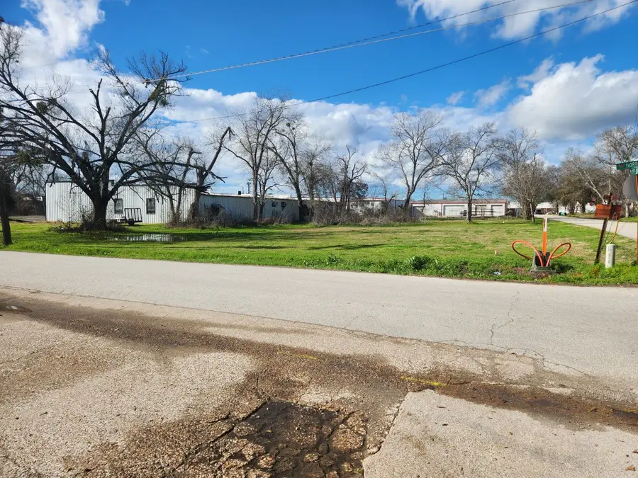 303 S May Street, Madisonville, TX 77864 - Image #2